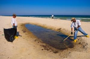 В Луизиане после урагана возобновили очистку залива от нефти