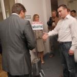 Пикетчики вручили Кампарсу буржуйку