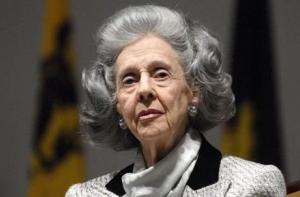 Бельгийской королеве прислали открытку с гробом