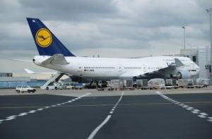 Самолет Lufthansa развалился при посадке