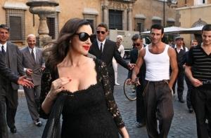 Дольче и Габбана прислуживают Монике Белуччи