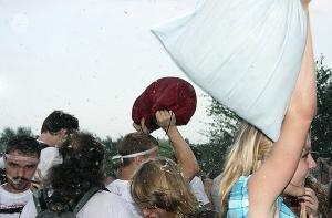 Белорусский оппозиционер оштрафован на $ 6 за бой на подушках (ВИДЕО)