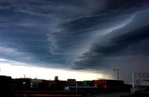 На Санкт-Петербург обрушилась стихия, есть пострадавшие