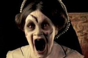 Британцы запретили рекламу с королевой-зомби