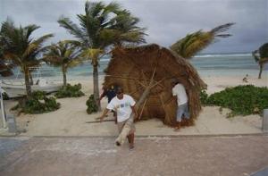 Ураган  «Алекс» немного успокоился