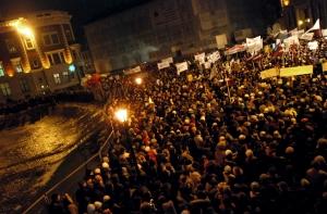 За три дня до выборов в Латвии объявлена массовая забастовка