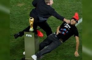 Хулиган с Евровидения прорвался к Кубку мира в ЮАР