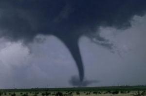 Латвии обещают грозы и смерчи