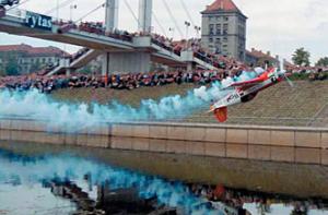 Литовскому летчику запретили летать под Вантовым мостом