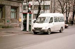 Перевозчик: женщина выпала из микроавтобуса по другой причине