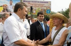 Янукович купил на ярмарке бочку для засола огурцов