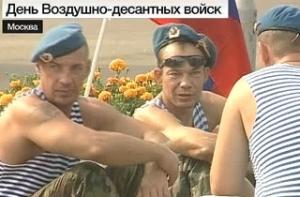 Десантники начали традиционные купания в фонтанах