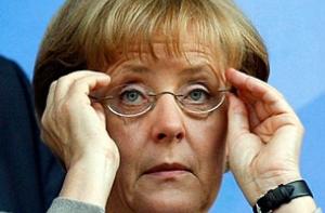 Меркель пожурила Януковича за ущемление свободы слова