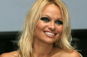 Памелу Андерсон обрадовал запрет на рекламу c ее «окороком»