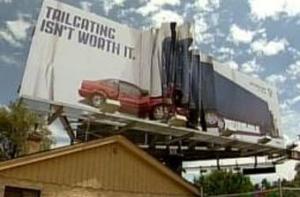 Рекламщики смяли билборд для патрульных из Колорадо