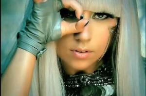 Lady GaGa покинула Лос-Анджелес в одном нижнем белье (ВИДЕО)