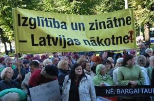 У здания Кабмина протестовало несколько сотен человек