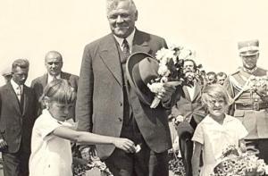 Бригманис: памятник Улманису в Туркменистане появится позже