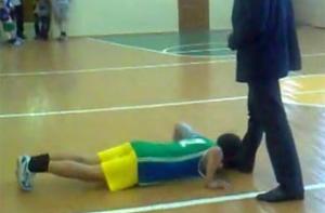 Башкирский чиновник заставлял школьников целовать ему ноги (видео)