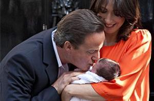 Британский премьер держит дочь в коробке