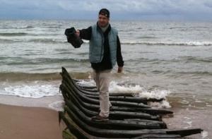 В Колке вынесло на берег останки древнего корабля