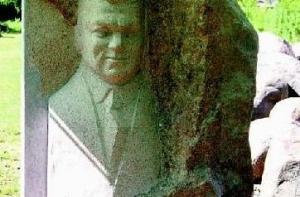 В музее Пикшас будет открыт памятник Карлису Улманису