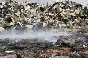 На свалке нашли двух маленьких детей