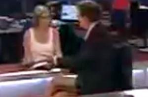 Словенский телеведущий попался в прямом эфире без штанов (ВИДЕО)