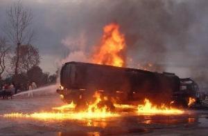 Пакистанские талибы сожгли натовские бензовозы