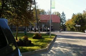 Избиратели проводят в кабинках по 20 минут