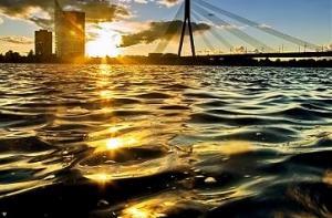 Даугава оказалась загрязнена нефтью