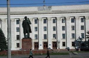 В Херсоне Ленина забросали банками с краской