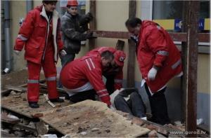 В Даугавпилсе крыша дома чуть не раздавила людей