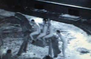 Голые британцы устроили фотосессию в Вецриге (ВИДЕО)