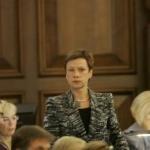 В бюро министра культуры работает два человека