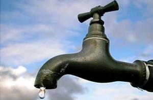 Рижанам грозят отключить воду