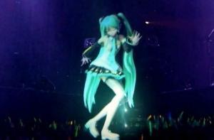 Трехмерная певица отправилась в Старый Свет (ВИДЕО)