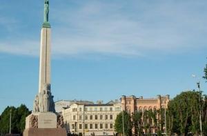 За осквернение Памятника свободы заплатили 1500 латов
