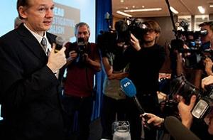 Основатель Wikileaks обещает продолжить публикации