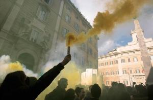 На улицы Рима вышли тысячи протестующих студентов