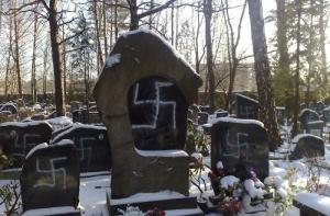Посольство РФ осудило вандализм на еврейском кладбище