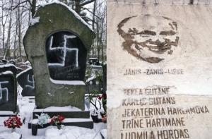 Полиция отделила свастики на еврейских памятниках от штрихов