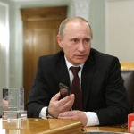 Путину дали подержать российский iPhone 4G