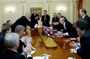 Люди Затлерса объяснили символизм подарка Путину