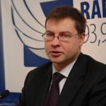 Домбровскис призвал не политизировать вопрос о Лужкове