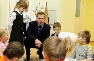 Медведев запретил вселять в детей панику