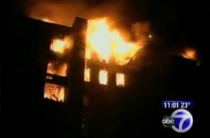 На пожаре в Бруклине пострадали 25 пожарных