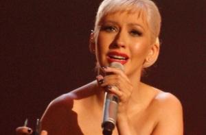 Агилера перепутала слова в американском гимне (видео)