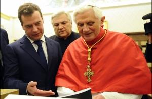 Медведев подарил Папе книгу про Ельцина