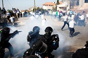 В Омане толпу с камнями разогнали газом